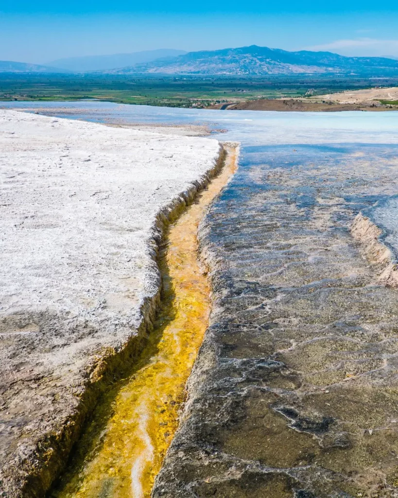 Zwei Erdplatten mit einer Spalte in der Mitte.